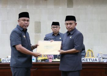 Bupati Budiman Serahkan Propemperda Lutim TA 2023  ke DPRD