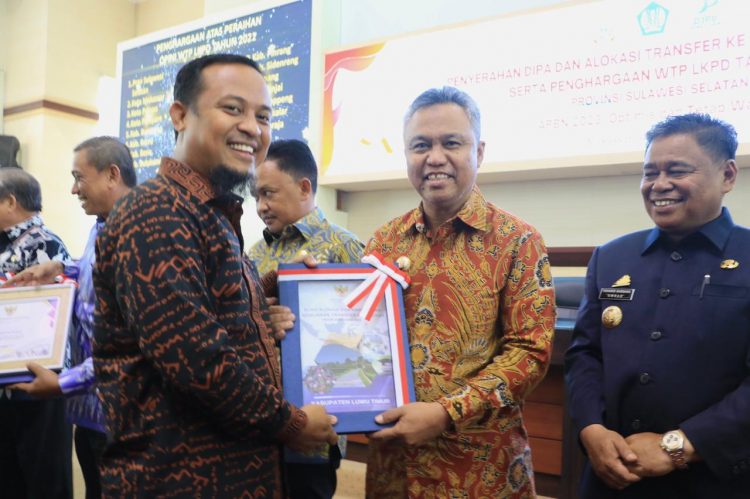Bupati Luwu Timur Terima DIPA dan Penghargaan WTP dari Gubernur Sulsel