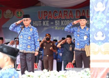 Sekda Pimpin Upacara HUT Korpri dan HUT PGRI Ke-77, Juga Serahkan Berbagai Penghargaan
