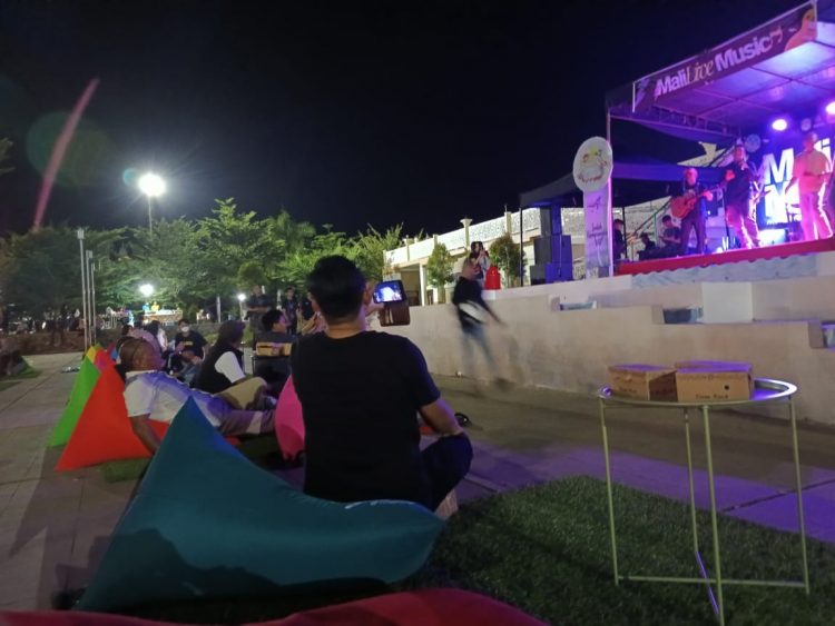 Meriahkan Festival Sungai Malili, Kapolres Lutim Sumbang 2 Lagu