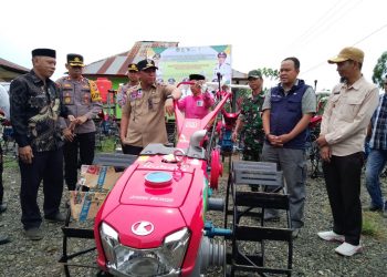 PT Vale Serahkan Bantuan Handtractor ke Petani Mahalona Raya