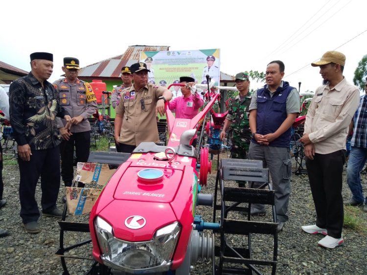 PT Vale Serahkan Bantuan Handtractor ke Petani Mahalona Raya