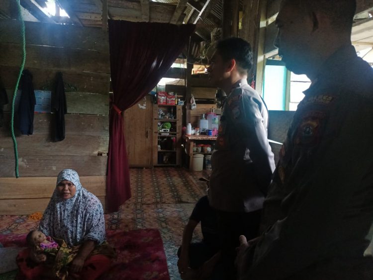 Polres Lutim Peduli Program Stunting, Sambangi Keluarga Bayi Penderita Infeksi Paru-Paru di Wilayah Terpencil
