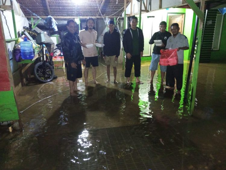Korban Banjir di Ussu Dapat Bantuan Paket Makanan Sahur Dari Manajemen PT. CLM
