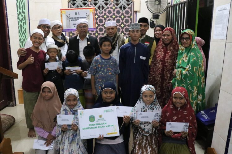 Bupati Budiman Serahkan Berbagai Bantuan Saat Safari Ramadhan di Kecamatan Towuti