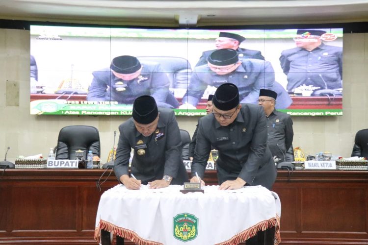 Foto : Penandatanganan Nota KUA PPAS Bupati Budiman- Ketua DPRD Lutim
