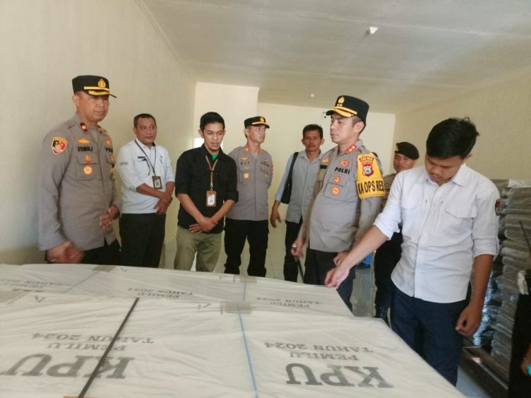 Jelang Pemilu 2024, Kapolres Lutim Cek Kesiapan Gudang Logistik KPU