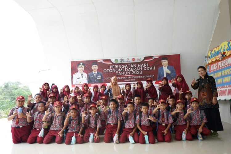 Senangnya Para Murid SDN 222 Batu Merah Kunjungi Perpustakaan Daerah Lutim