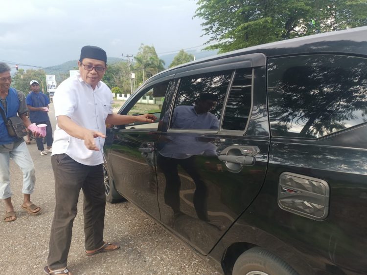 KAHMI Lutim Berbagi Takjil Bagi Pemudik di Jalur Trans Sulawesi