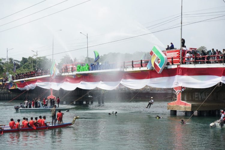 Rayakan HUT RI ke-79, Mori Dive Club Kibarkan Bendera 100 Meter