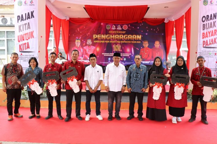 Budiman Serahkan Penghargaan Kepada Wajib Pajak Berprestasi dan 5 Ambulance untuk PKM