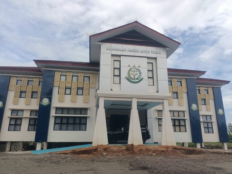 Kajari Lutim Bantah Proses Penyidikan Pengadaan Seragam Sekolah Jalan di Tempat