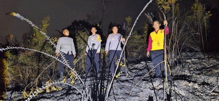 Polsek Wasuponda & Personil Gabungan Berjibaku Padamkan Kebakaran Lahan di Tabarano