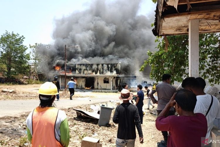 12 Ruang Mes Dokter RSUD ZUS Gorontalo Utara Ludes Terbakar