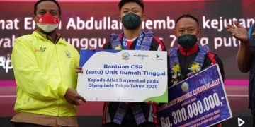 Plt Gubernur Sulsel serahkan bonus kepada lifter Rahmat Erwin Abdullah