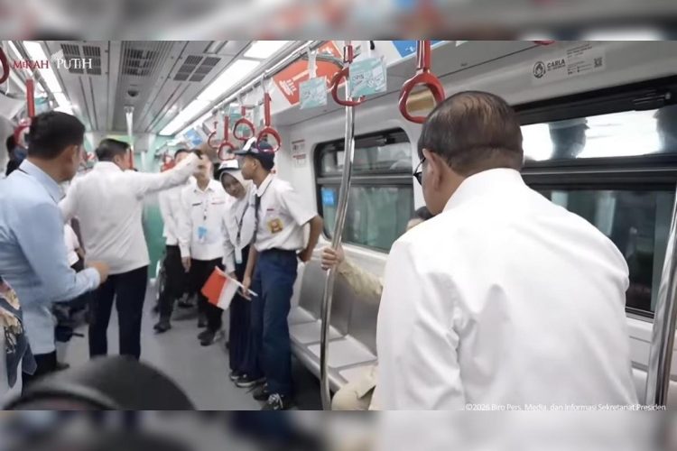 Gestur Teddy di LRT Jakarta Jadi Sorotan Publik