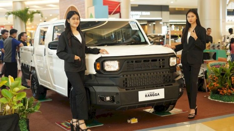 Toyota Rangga dipamerkan di ruang pamer. Foto: rakyatku.com
