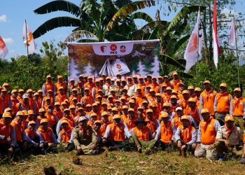 Sejumlah peserta kegiatan PKS Sulsel berfoto bersama di lokasi kegiatan. Foto: netral.co.id