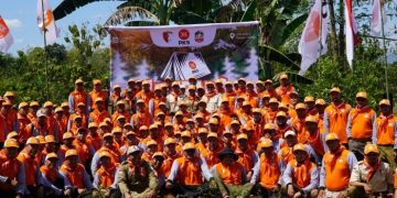 Sejumlah peserta kegiatan PKS Sulsel berfoto bersama di lokasi kegiatan. Foto: netral.co.id