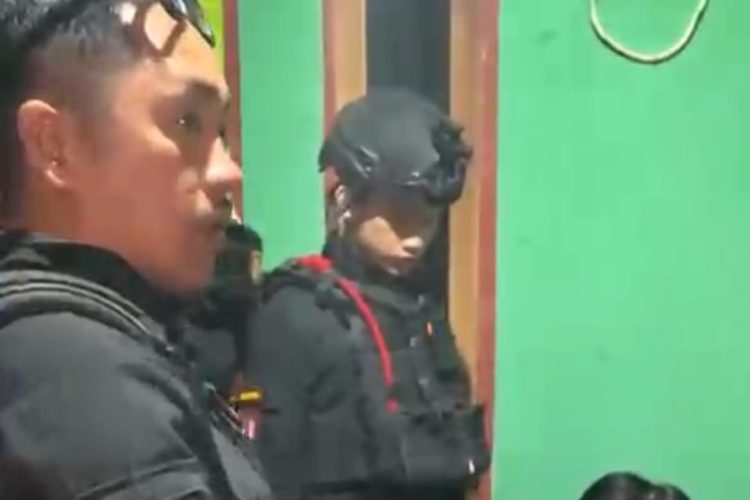 Tim Perintis Presisi Ditsamapta Polda Sultra saat mengamankan F, pria yang membawa badik dan mengancam mantan pacarnya d