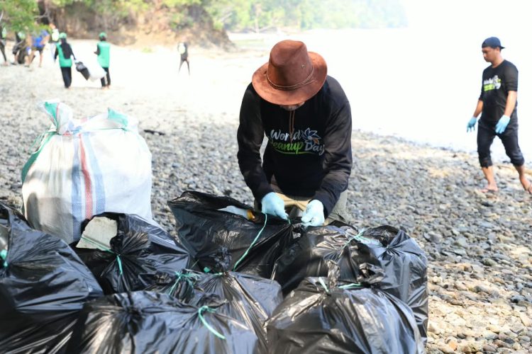 Dua Ton Sampah Diangkut dari Bulu’ Polo’e, PT CLM Bidik Restorasi Terumbu Karang hingga 2029