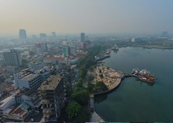 Asap Karhutla Papua dan Maluku Bikin Udara Makassar Zona Merah
