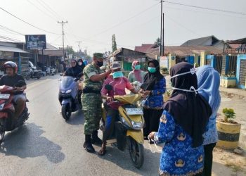 Babinsa Kodim 1417/Kendari Tebar 1.000 Masker di Tengah Kabut Asap