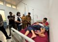 Bupati Mamasa Welem Sambolangi mengunjungi pasien diduga keracunan MBG yang dirawat di Puskesmas Tabulahan, Senin (28/9/