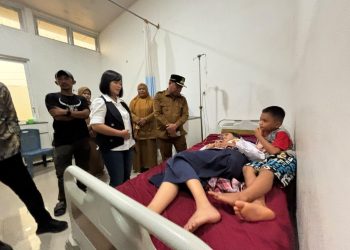 Bupati Mamasa Welem Sambolangi mengunjungi pasien diduga keracunan MBG yang dirawat di Puskesmas Tabulahan, Senin (28/9/