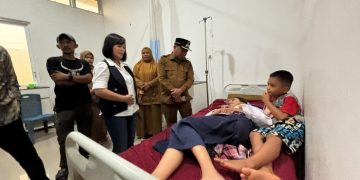 Bupati Mamasa Welem Sambolangi mengunjungi pasien diduga keracunan MBG yang dirawat di Puskesmas Tabulahan, Senin (28/9/