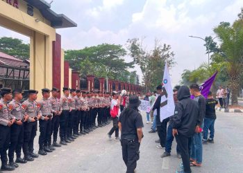 Jurnalis Kendari Kepung Polda Sultra, Tuntut Kapolda Turun Tangan