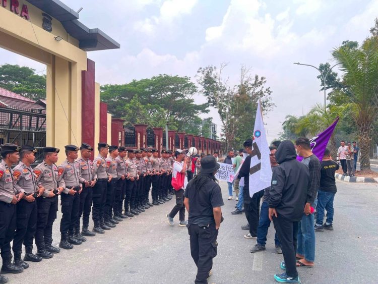 Jurnalis Kendari Kepung Polda Sultra, Tuntut Kapolda Turun Tangan