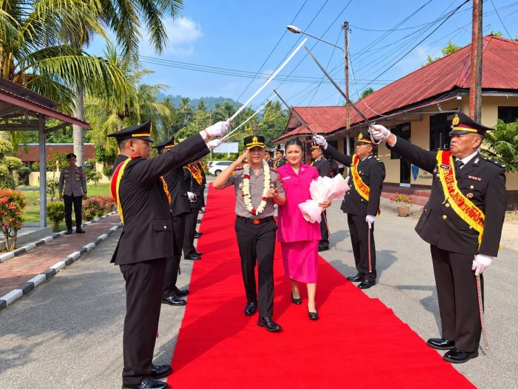 Kapolres Parmout Baru Disambut Pedang Pora dan Adat Kaili
