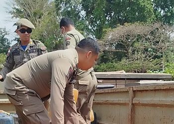Petugas menggerebek lokasi penimbunan BBM subsidi di Kendari