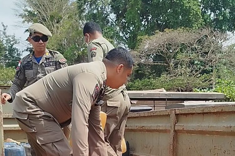 Petugas menggerebek lokasi penimbunan BBM subsidi di Kendari