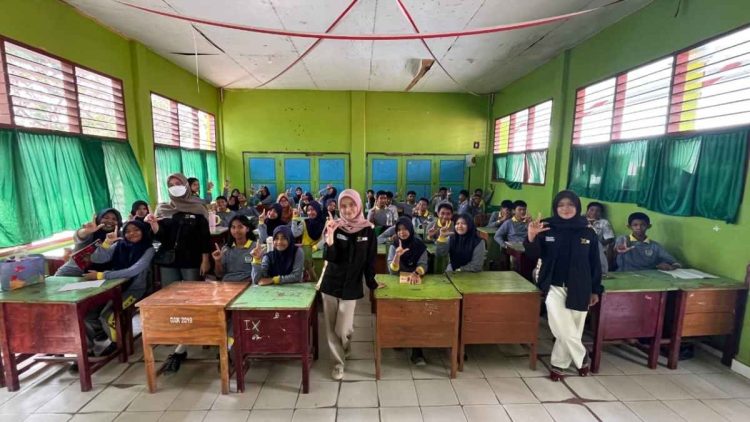 Mahasiswa FIB UHO Dorong Siswa SMPN 5 Kendari Jaga Bahasa Daerah