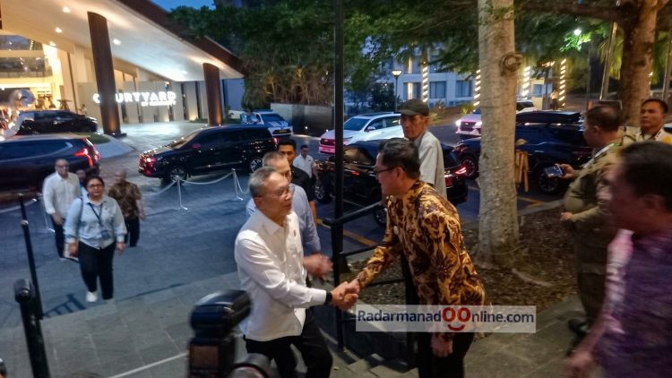 Bupati Minahasa Utara sekaligus Sekjen APKASI Joune Ganda bersalaman dengan Menko Pangan Zulkifli Hasan di lokasi World Coconut Da