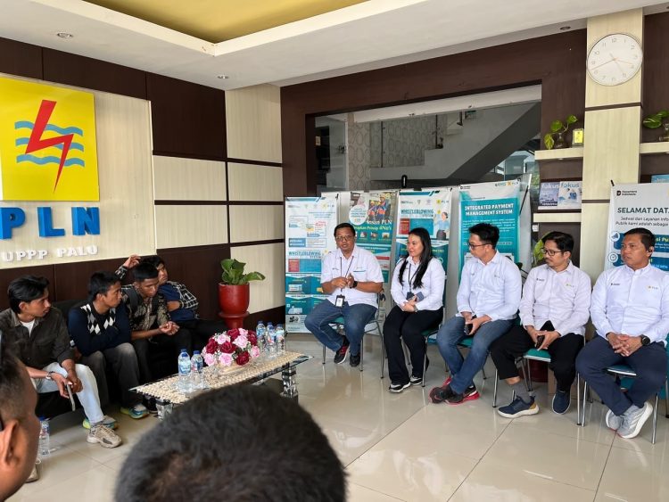 Papan layanan dan informasi kantor PLN UP3 Palu